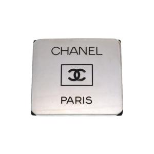 美品 シャネル ロゴ プレート 96P シルバー ブローチ アクセサリー 0179 CHANEL｜life-time