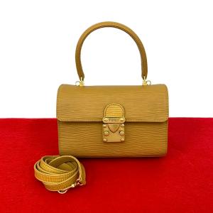 極 美品 袋付き FENDI フェンディ ロゴ 金具 エピ レザー 本革