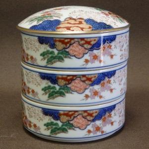 (k15)其泉窯 有田焼 春秋文 三段重 美品 木箱 希少 其泉窯 有田焼 春秋文 三段重（小）| 陶器 ミニ 重箱 3段 和食器