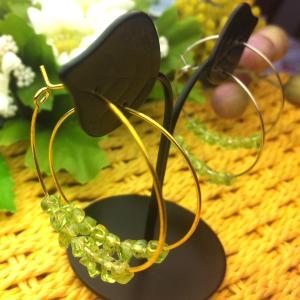 【500円均一】ペリドット・さざれリングピアス