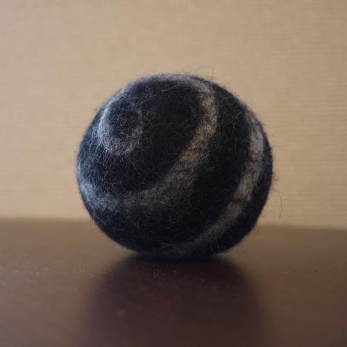 necocoon(ネコクーン)　フェルトボール　ボールブラック×ホワイトうずまき 【ロアジスオリジナ...