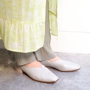 アプレ apres 大人カジュアルなスタイルに合わせたいVカットパンプス （シルバー） （シルバー）