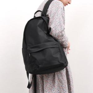 カシュカシュ cache cache ユニセックスで使えるシンプル好きさんのための11ポケットリュッ...