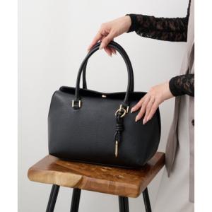 カシュカシュ cache cache チャーム付フラップボストンバッグ （ブラック）
