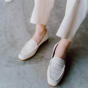 サヴァサヴァ cava cava スタッズモカシューズ （オフホワイト）