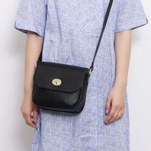 クーコ シュリンクレザーヒネリ金具カブセショルダーバッグ ブラック COOCO ショルダーバッグ