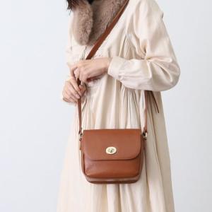 シュリンクレザーヒネリ金具カブセショルダーバッグ クーコ ブラウン COOCO 