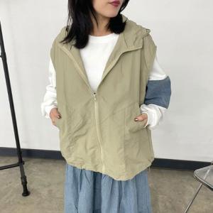 シーアールビー CRB ナイロンフードベスト （ベージュ）