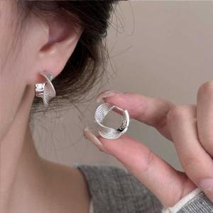 フォースメント Forcement 上品なねじれフープピアス （シルバー）