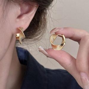フォースメント Forcement 上品なねじれフープピアス （ゴールド）