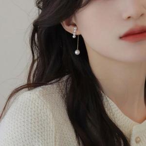 フォースメント Forcement 「縦ラインでつくる品格。パールが揺れる、大人のロングピアス」4連パールデザインロングピアス （ホワイト）