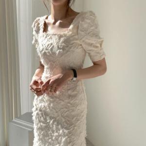 フォースメント Forcement 華やかなスクエアネック半袖シャギーワンピース （ホワイト）