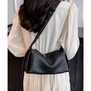 フロージュ florge 2WAY レザーライク横長ショルダーバッグ/ボディバッグ（500mlペットボトル収納可） （ブラック）