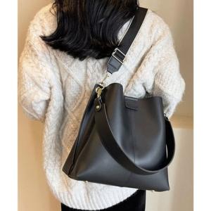 フロージュ florge 【2WAYショルダーストラップ付】レザータッチセンターシームハンドバッグ/ショルダーバッグ （ブラック）