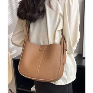 フロージュ florge 【ポーチ付・上品見え】2WAY シュリンクレザータッチラウンドショルダーバッグ/ハンドバッグ （ブラウン）