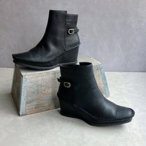 ヒナ デイ グリーン（Hina Day Green）/【25秋冬新作】ポインテッドトゥ ウェッジソール ストラップデザイン レザーショートブーツ Hina Day Green（ヒナデイグリーン） ヒナ デイ グリーン ポインテッド