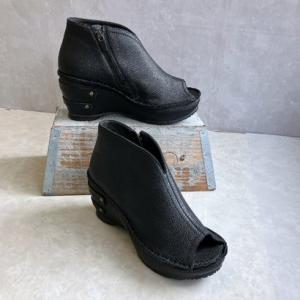 ヒナ デイ グリーン Hina Day Green 本革 仕立て サイドファスナー 厚底 オープントゥ ブーティ サンダル （ブラック）