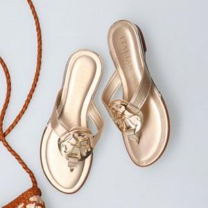 イタリアンシューメーカーズ ITALIAN SHOEMAKERS モチーフトングサンダル （ゴールド）