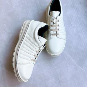 ジェイエス ハートレーベル JS Heartlavel 本革仕立て軽量スニーカー 甲ゴム仕様で快適フィット・アウトステッチデザイン （アイボリー）