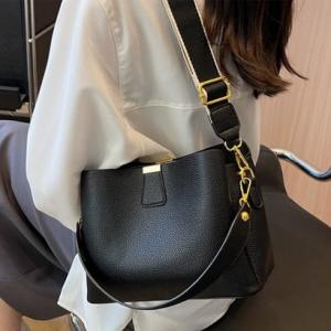 メゾンドラティール maison de LATIR 毎日使える、上品フェイクレザーの2WAYバッグ。春夏の装いに馴染む軽やかさで、オフィスカジュアルか