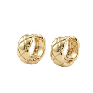 ノエルマーケット Noelmarket ピアス 金属アレルギー対応 フープピアス つけっぱなし 18k シンプル キルティング模様 仕事 人気 上品