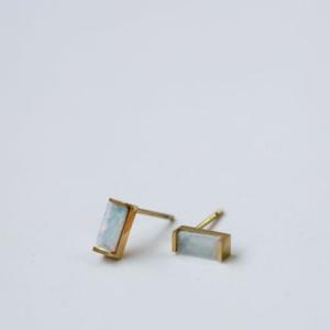 ノエルマーケット Noelmarket 気分で選ぶ12カラー！ 小さなスクエアストーンピアス 金属アレルギー対応 （ゴールド）