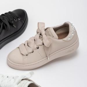 プラスダイアナ ＋diana 【軽量】ラインストーン付きリボンスニーカー （ベージュ人工スムース）