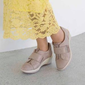 リズ ラフィーネ Riz raffinee ヒールアップベルトスニーカー （ベージュメタリック）