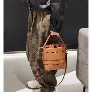 トミエコ Tomieco LEATHER 編み込みショルダー 2wayバッグ トートとしても活躍 （CAMEL）
