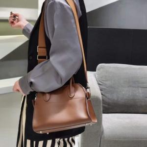 トミエコ Tomieco LEATHER ショルダーバッグ 本革 ベルト付きデザイン （BROWN）