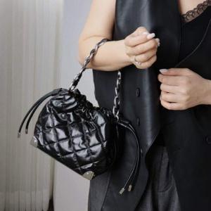 トミエコ Tomieco LEATHER キルティングバッグ 巾着2wayバッグ チェーンハンドル （BLACK）