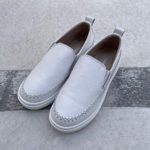 トミエコ Tomieco 本革 かがりステッチ スリッポンデザイン 軽量でふかふかクッション （WHITE）