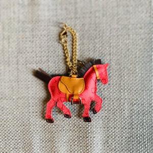 ホワイ Why ハーネスホースチャーム （サーモンピンク×ナチュラル）