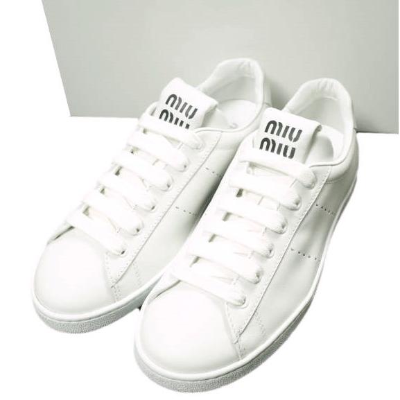 新品 MIU MIU ミュウミュウ イタリア製 ロゴプリント レザーローカットスニーカー 2024年...