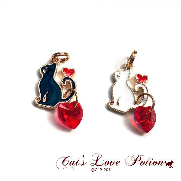 猫 イヤホンジャック スワロフスキー ハートテイル ねこ ストラップ iphone コネクタカバー ...