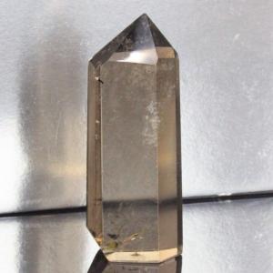 スモーキークォーツ 煙水晶 六角柱 ダブルポイント 虹入り 4.4Kg 台座