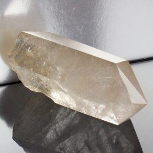 スモーキークォーツ 六角柱 煙水晶 虹入り 3.7Kg 台座付属 送料無料