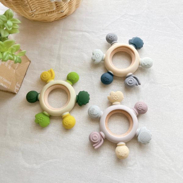 赤ちゃんのおもちゃ 歯固め シリコンリング BUMPY TEETHER  木製 ファーストトイ 出産...