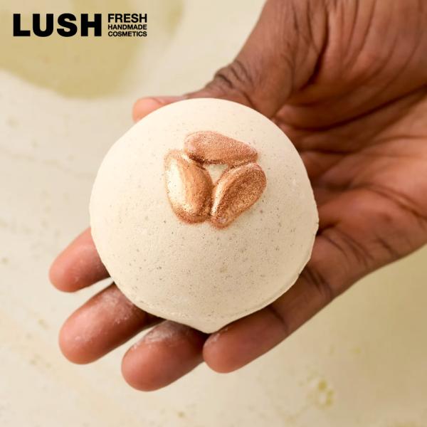 LUSH スーパーミルキー バスボム 入浴剤 泡風呂  ココナツ メイチャン バニラ   自然派 プ...