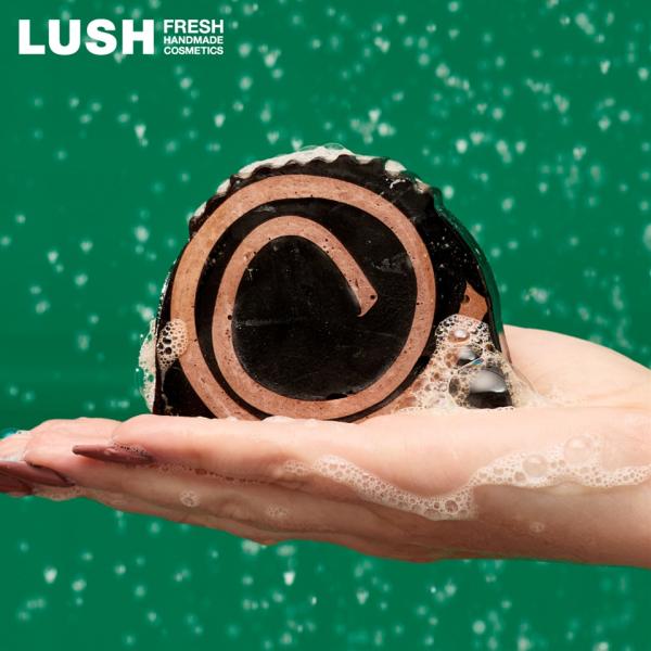 LUSH ユールログ ソープ クリスマス 限定 2025 バニラ カカオ 固形石鹸 人気 かわいい ...