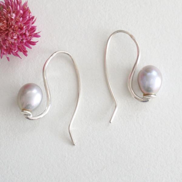 mounir (ムーニエ) 淡水パールピアス シルバー × グレーパール