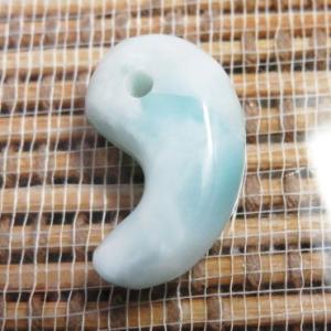 カリブの宝石　勾玉　ラリマー　25mm　　1個売　