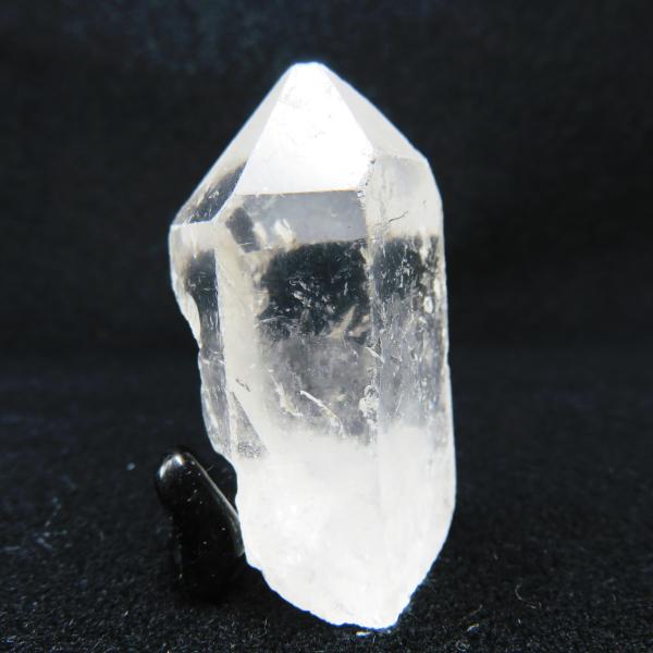 １点物 水晶ポイント 天然石 原石 パワーストーン 26g 15 ライトを当て色目をかえている