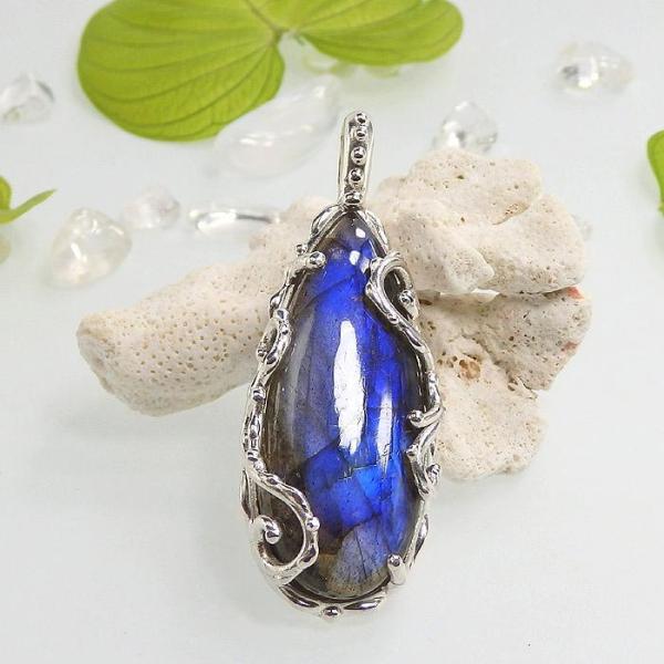 ラブラドライトの唐草フレームペンダント