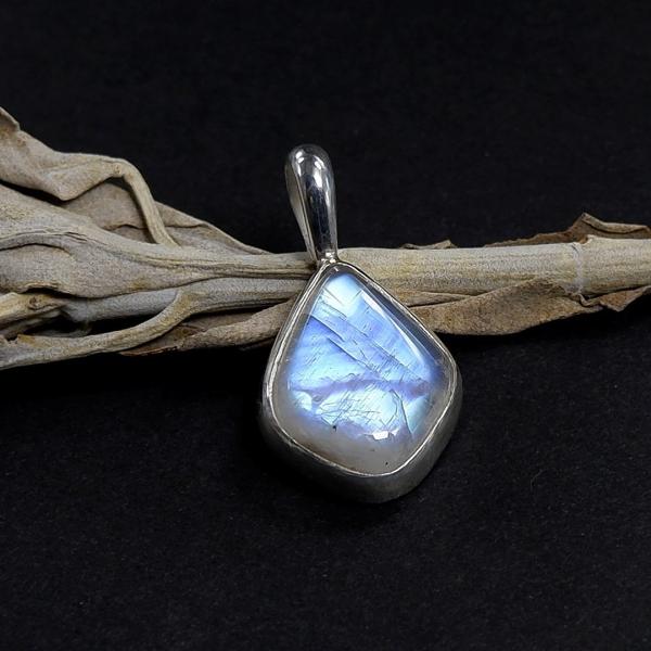 レインボームーンストーンのペンダント　＊バチカン一体型 ＊天然石アクセサリー　一点物＊