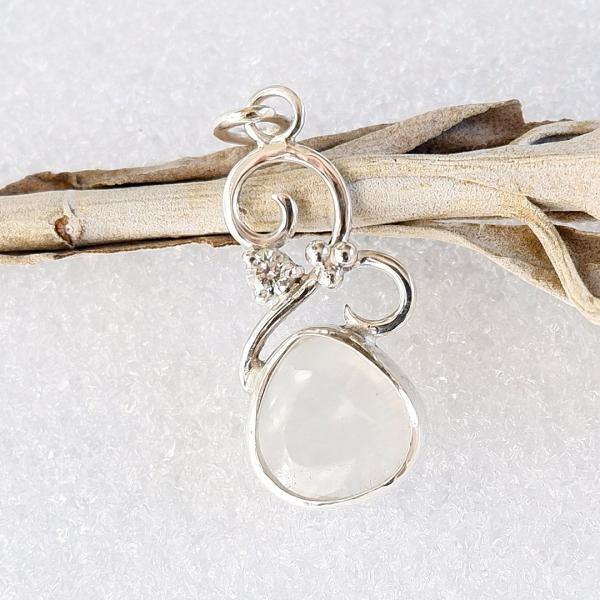 イリスアゲートとモアサナイト（合成石）の唐草ペンダント ＊天然石アクセサリー　ハンドメイドアクセサリ...