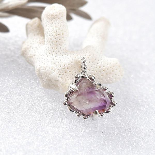 アメジスト原石の粒飾りペンダント1  天然石アクセサリー　一点物