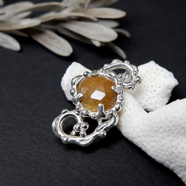 ゴールデンシャインムーンストーンの唐草ペンダント 天然石アクセサリー　一点物