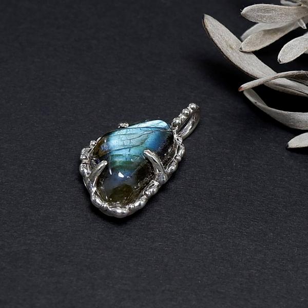 〜鮮やかなブルーグリーン〜　ラブラドライトの粒飾りペンダント 　天然石アクセサリー　一点物