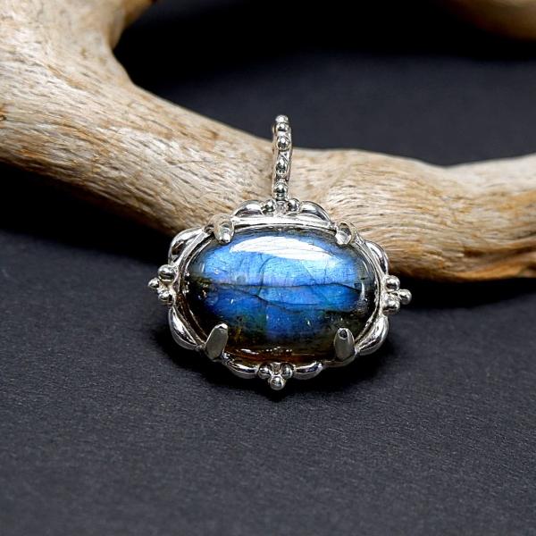 〜鮮やかなブルーフラッシュ〜　ラブラドライトの粒飾りペンダント　横型　天然石アクセサリー　一点物